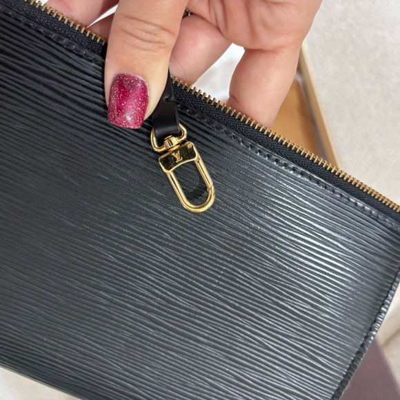 Authentic Louis Vuitton Epi Pochette accessories 24 epi wristlet - Picture 11 of 12